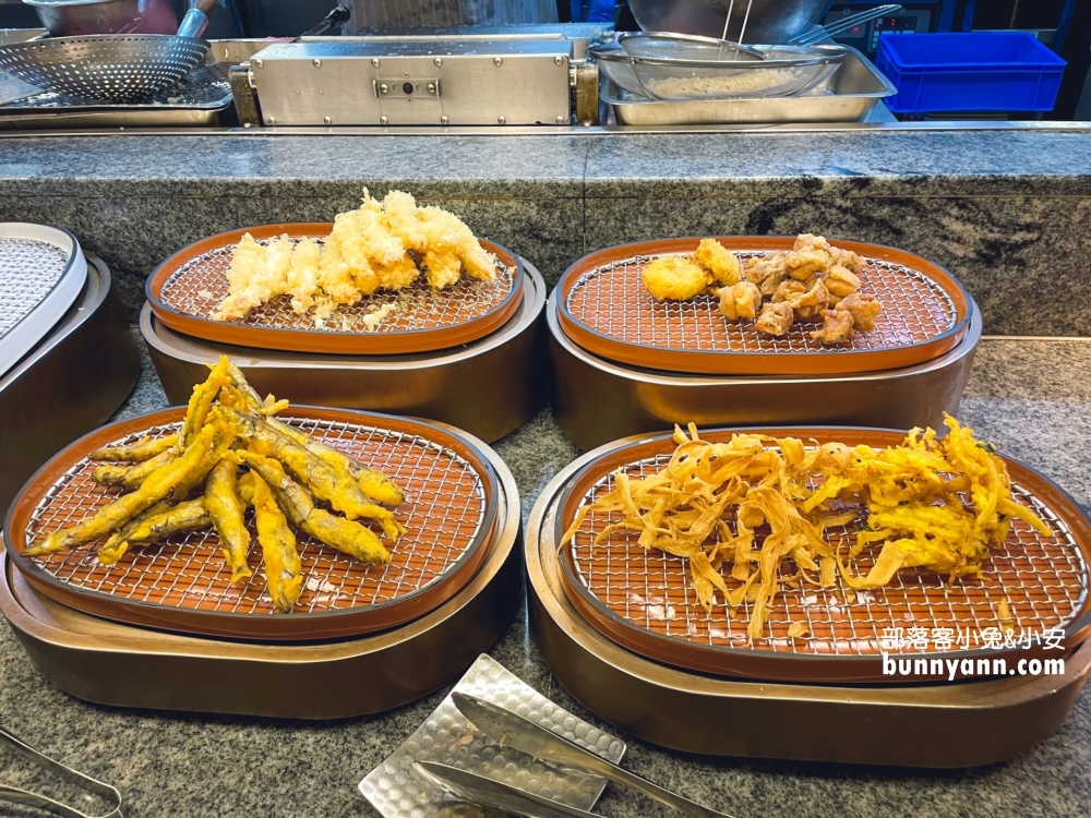 台北「饗食天堂信義店」自助美饌，生魚片、啤酒、熱炒吃到飽。