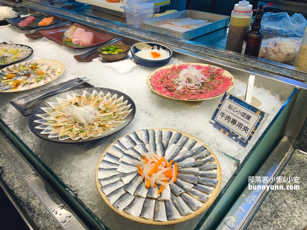 台北「饗食天堂信義店」自助美饌，生魚片、啤酒、熱炒吃到飽。