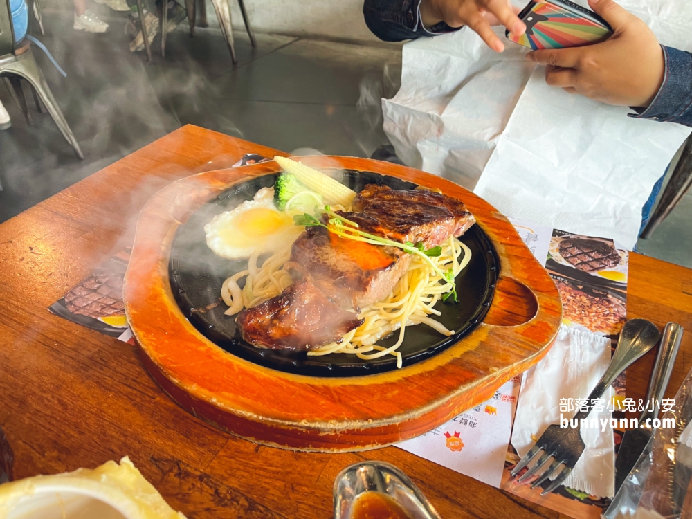 宜蘭【來來牛排館】氣氛很美的牛排館，酥皮濃湯真好喝