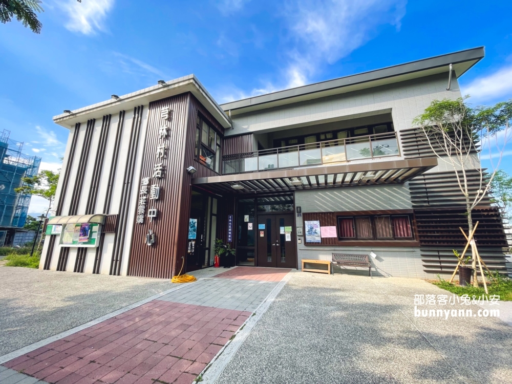 芎林公四水霧公園親子共融遊戲區，旁邊有很美星巴克!!