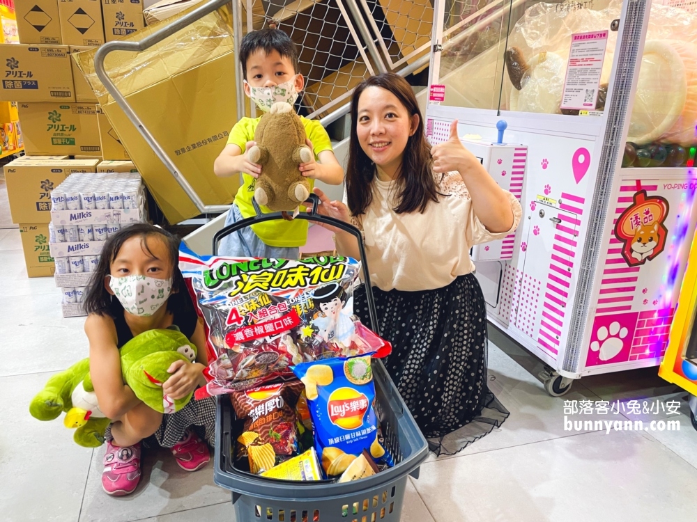 優品娃娃屋台中逢甲店，又大又好夾的零食娃娃機店