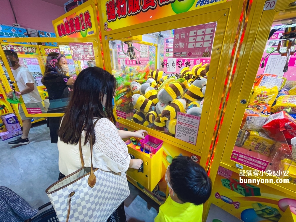 優品娃娃屋台中逢甲店，又大又好夾的零食娃娃機店