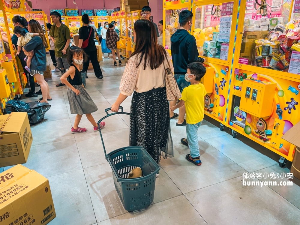 優品娃娃屋台中逢甲店，又大又好夾的零食娃娃機店