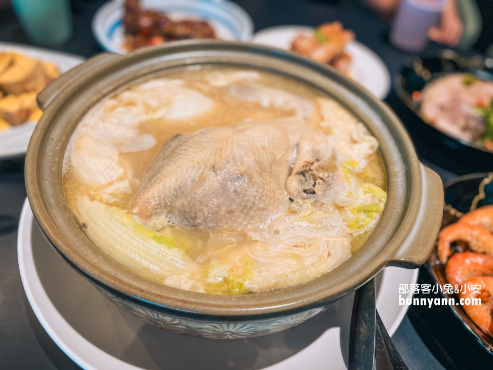 台中「厝秘甘肅店」超美獨棟豪宅裡吃美味白菜土雞鍋。