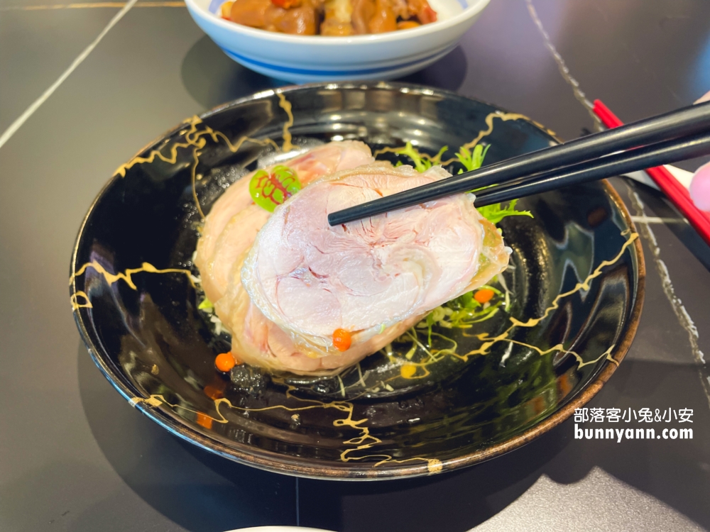 台中「厝秘甘肅店」超美獨棟豪宅裡吃美味白菜土雞鍋。