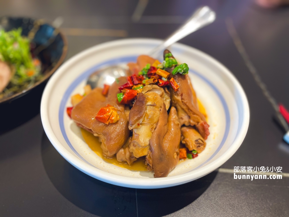 台中「厝秘甘肅店」超美獨棟豪宅裡吃美味白菜土雞鍋。