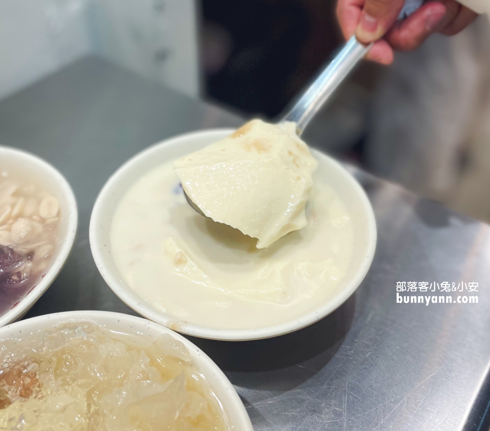 【基隆】洪佳豆花仁愛店，45元可以選三種料，豆漿豆花很濃耶