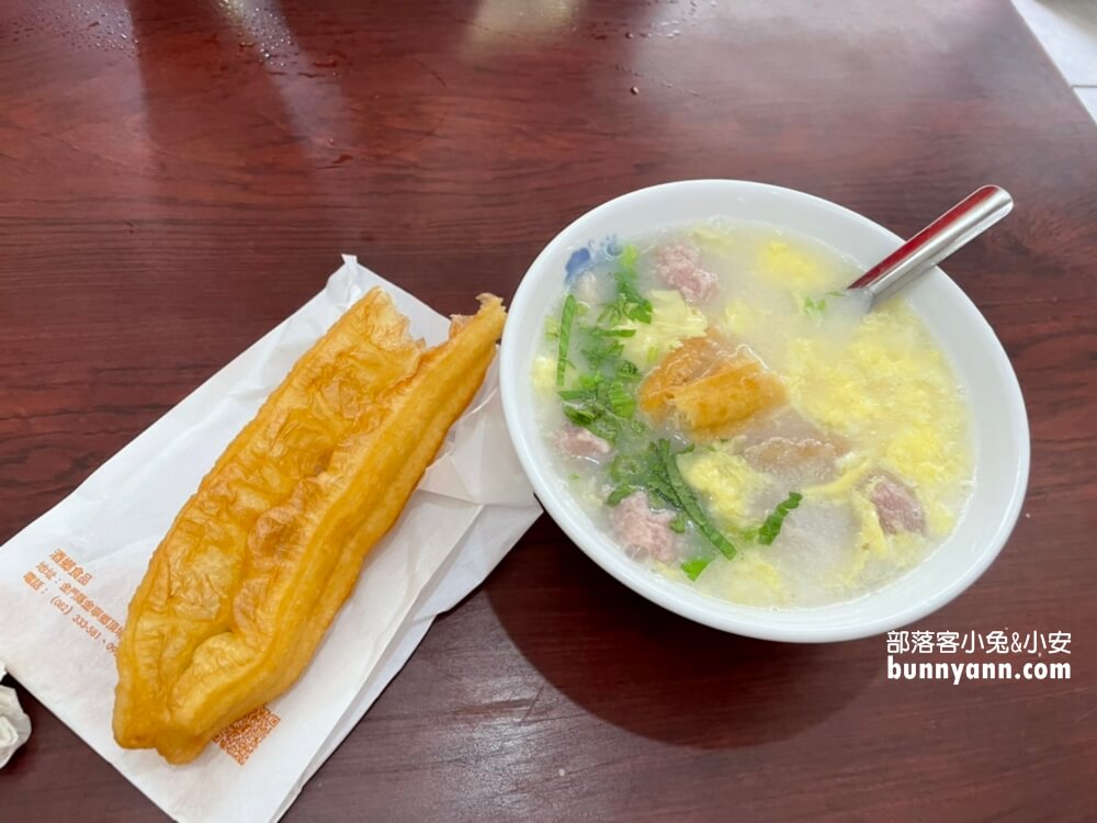 金門美食》聯成廣東粥，搭配油條超懂吃，料多價實在，煮粥的手沒停過