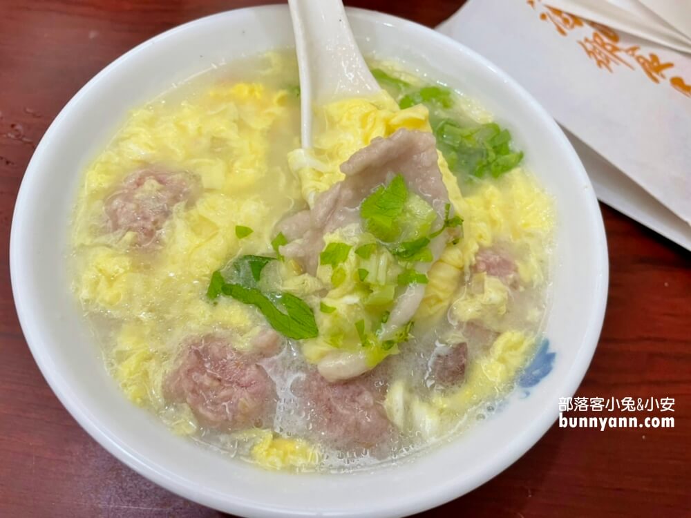 金門美食》聯成廣東粥，搭配油條超懂吃，料多價實在，煮粥的手沒停過