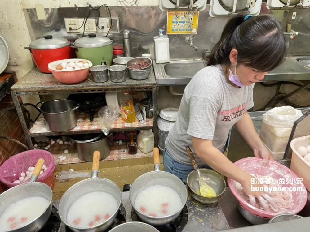 金門美食》聯成廣東粥，搭配油條超懂吃，料多價實在，煮粥的手沒停過