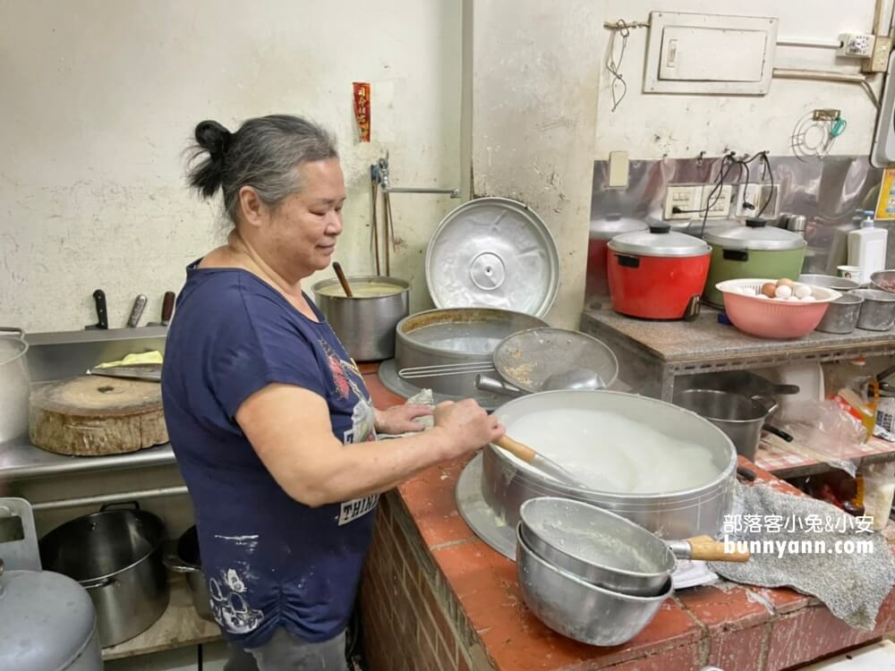 金門美食》聯成廣東粥，搭配油條超懂吃，料多價實在，煮粥的手沒停過