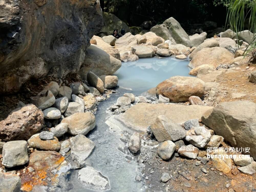 陽明山野溪溫泉》下七股野溪溫泉，十分鐘泡到夢幻牛奶湯，登山肉腳也能來