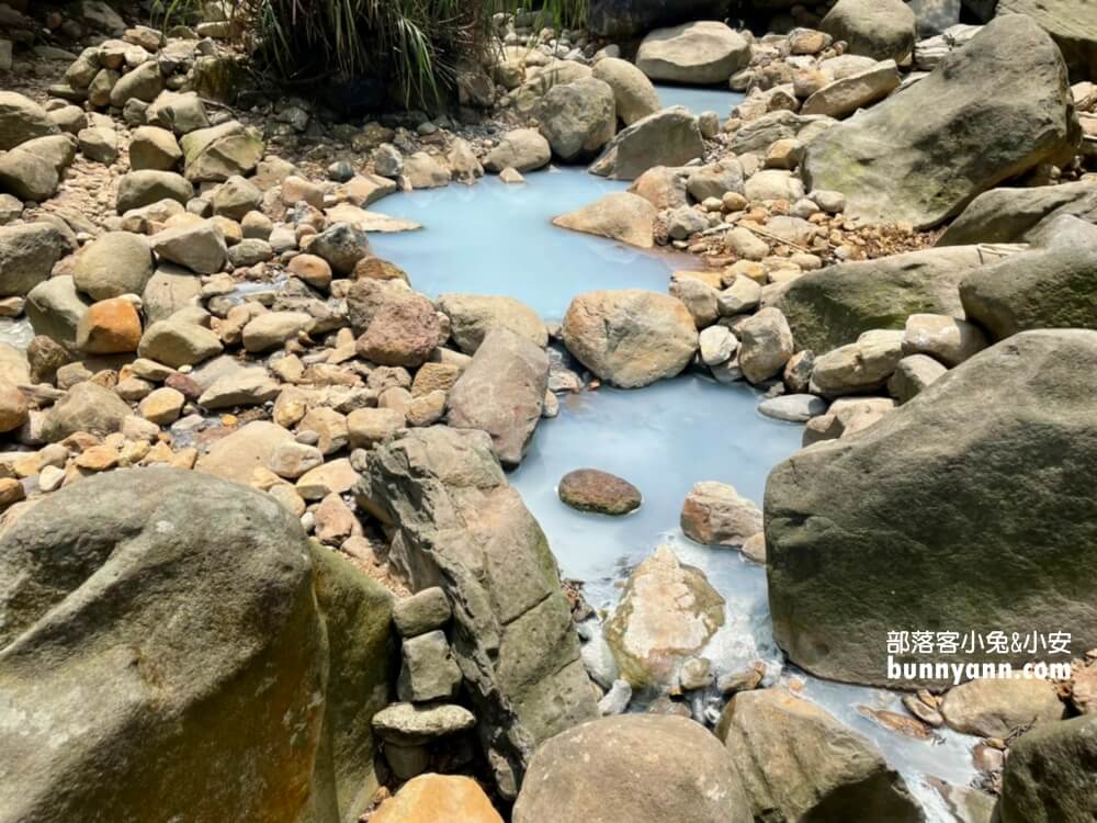 陽明山野溪溫泉》下七股野溪溫泉，十分鐘泡到夢幻牛奶湯，登山肉腳也能來