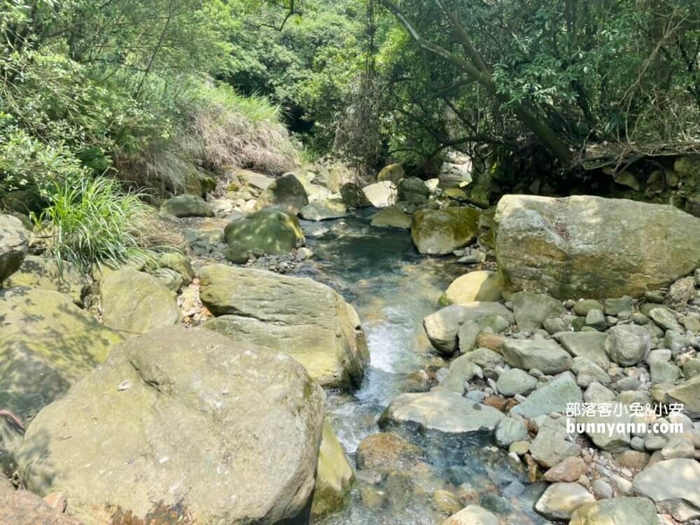 陽明山野溪溫泉》下七股野溪溫泉，十分鐘泡到夢幻牛奶湯，登山肉腳也能來