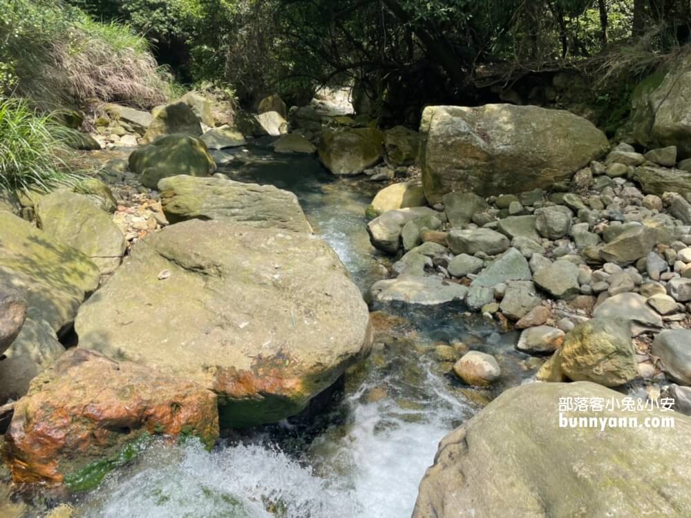 陽明山野溪溫泉》下七股野溪溫泉，十分鐘泡到夢幻牛奶湯，登山肉腳也能來