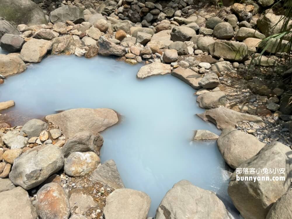 陽明山野溪溫泉》下七股野溪溫泉，十分鐘泡到夢幻牛奶湯，登山肉腳也能來