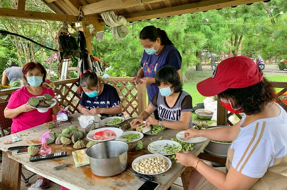 宜蘭新秘境》冬山河休閒農業區兩天一夜，鴨母船河道漂流，鴨寮餵小鴨吃飯