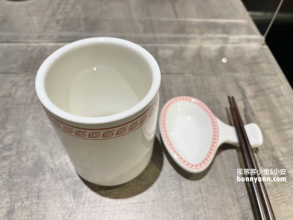 台北美食》火影忍者一樂拉麵，鳴人最愛的豚骨拉麵，秘傳煎餃好好吃