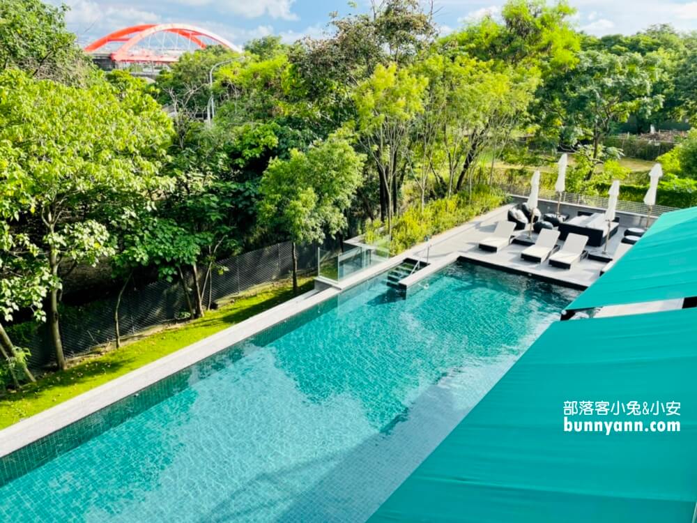 捷絲旅台南虎山館，戶外泳池有悠閒，文青風主題房好好住。