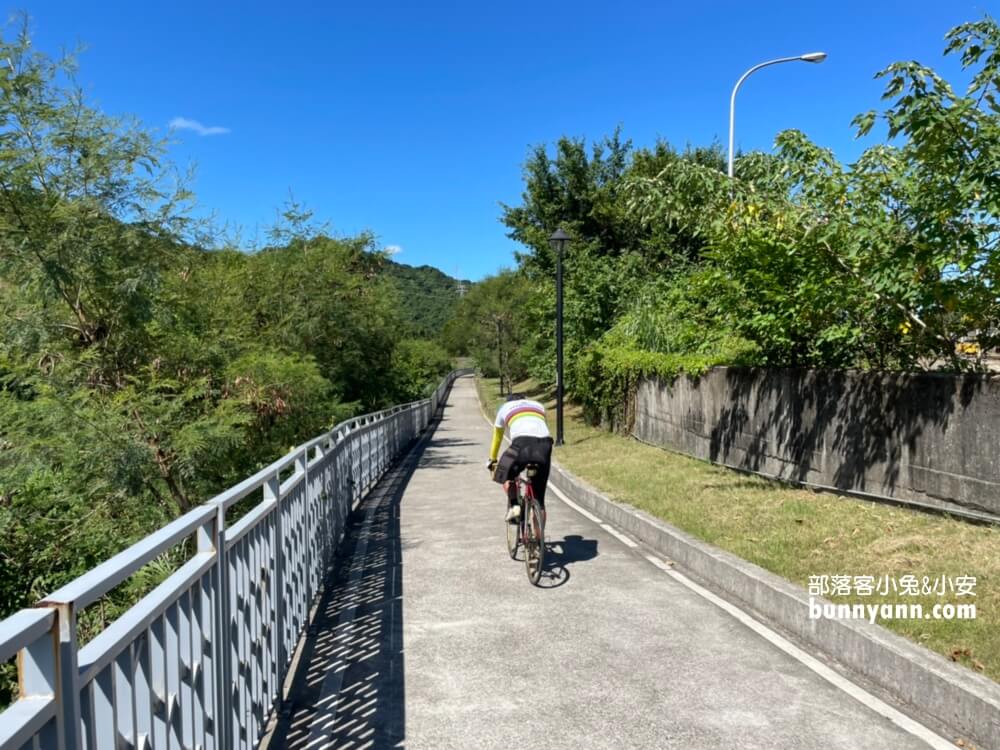 【新北】五堵台鐵舊隧道自行車道，神隱少女隧道藏在這裡