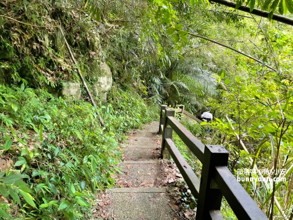 南庄神仙谷瀑布五分鐘漫遊山谷吊橋，交通停車與行走路線一次收錄。