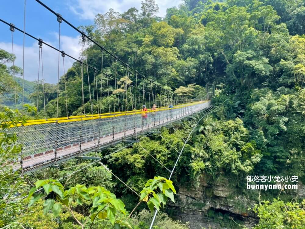 南庄神仙谷瀑布五分鐘漫遊山谷吊橋，交通停車與行走路線一次收錄。