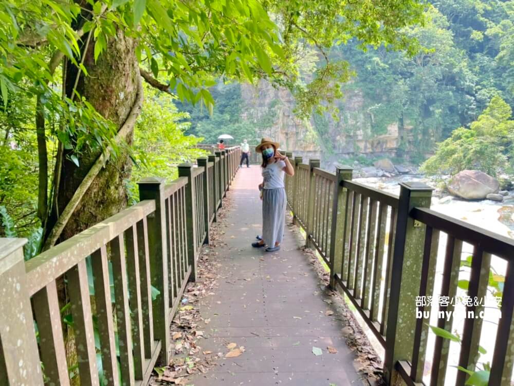 南庄神仙谷瀑布五分鐘漫遊山谷吊橋，交通停車與行走路線一次收錄。