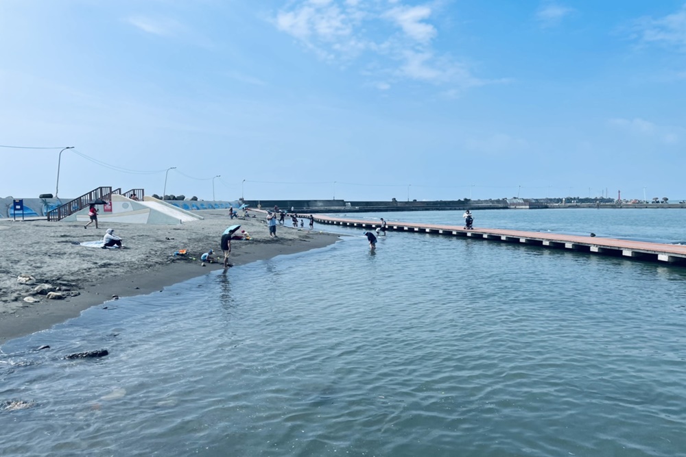 高雄「彌陀漁港海岸光廊」免費玩水景點，停車、玩水、交通一次打包。