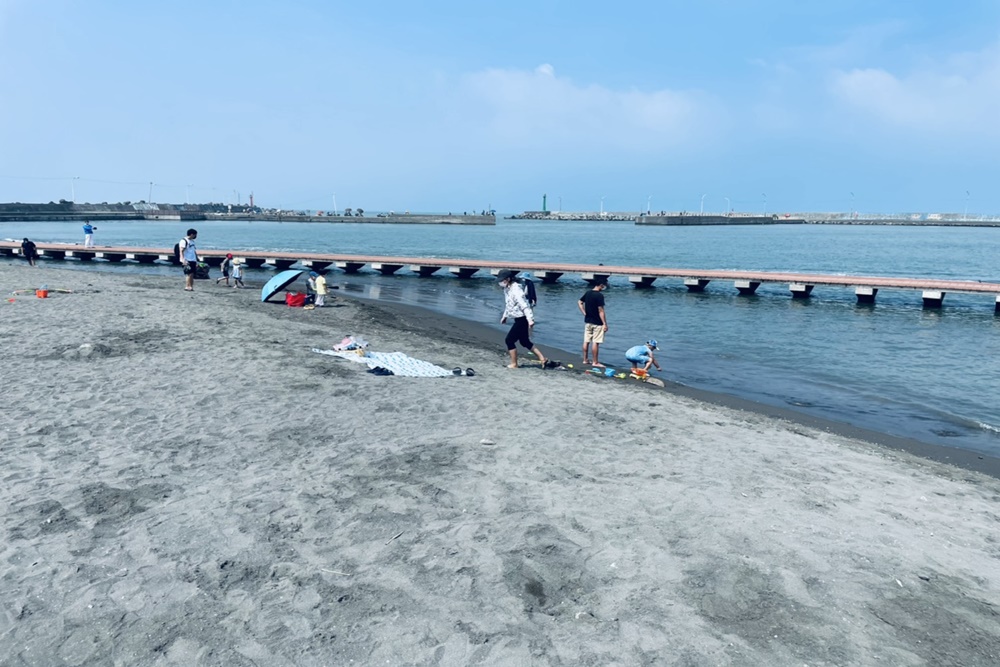 高雄「彌陀漁港海岸光廊」免費玩水景點，停車、玩水、交通一次打包。