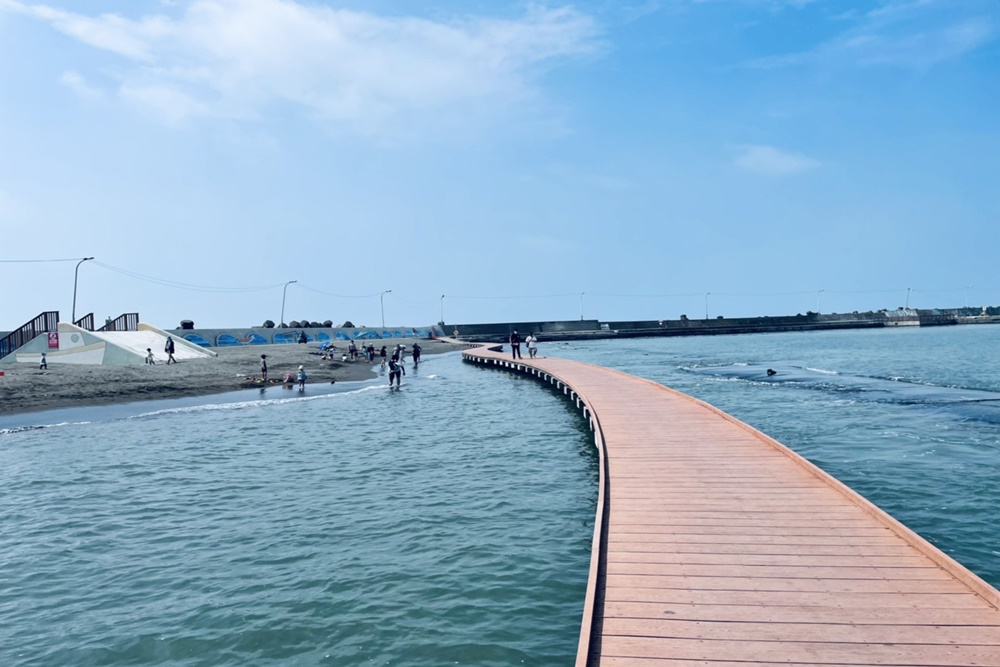 高雄「彌陀漁港海岸光廊」免費玩水景點，停車、玩水、交通一次打包。