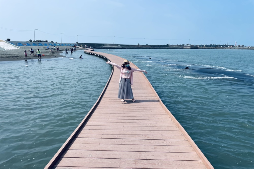高雄「彌陀漁港海岸光廊」免費玩水景點，停車、玩水、交通一次打包。