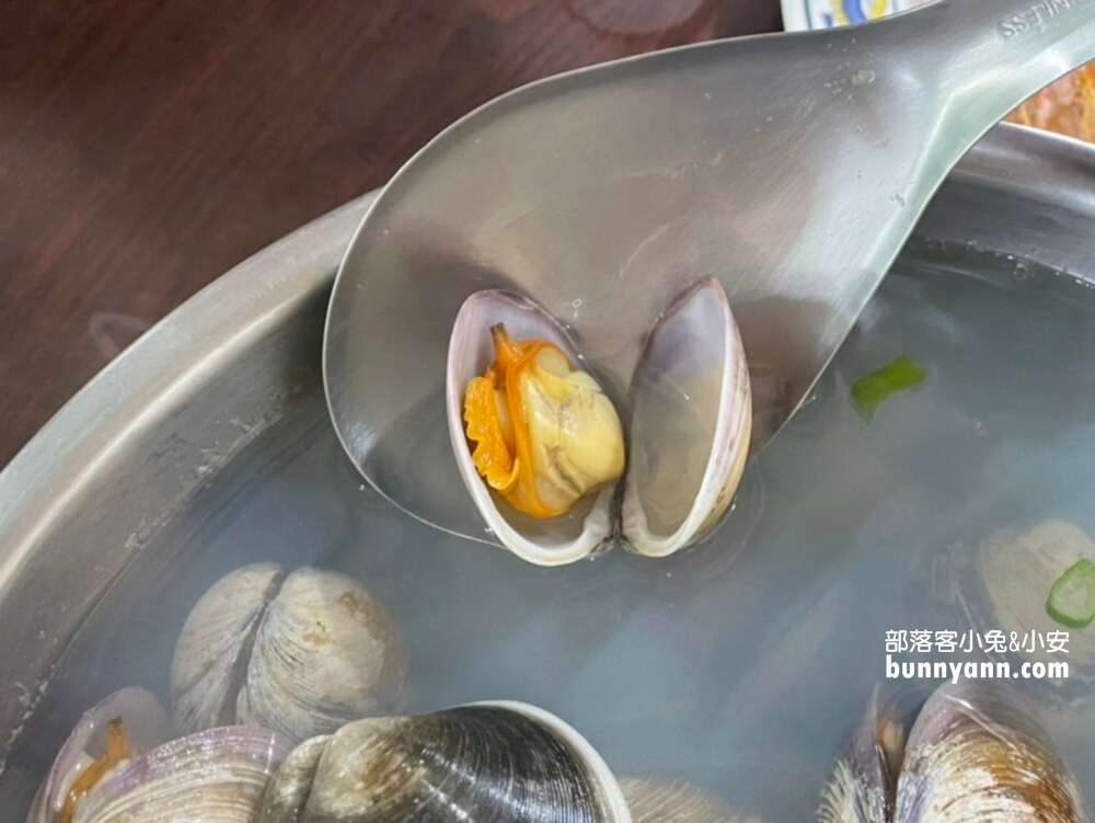 高雄「蚵仔寮觀光魚市」來去蚵仔寮漁港買新鮮魚貨，代客料理也太好吃。