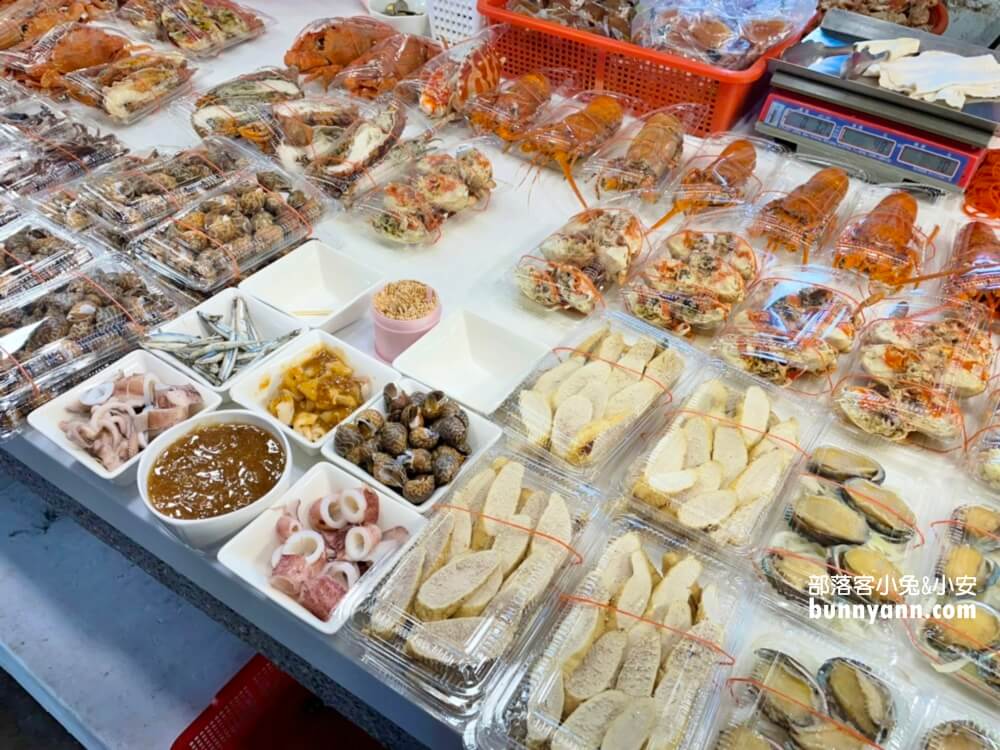 高雄「蚵仔寮觀光魚市」來去蚵仔寮漁港買新鮮魚貨，代客料理也太好吃。
