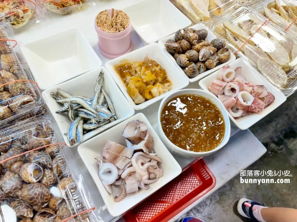 高雄「蚵仔寮觀光魚市」來去蚵仔寮漁港買新鮮魚貨，代客料理也太好吃。