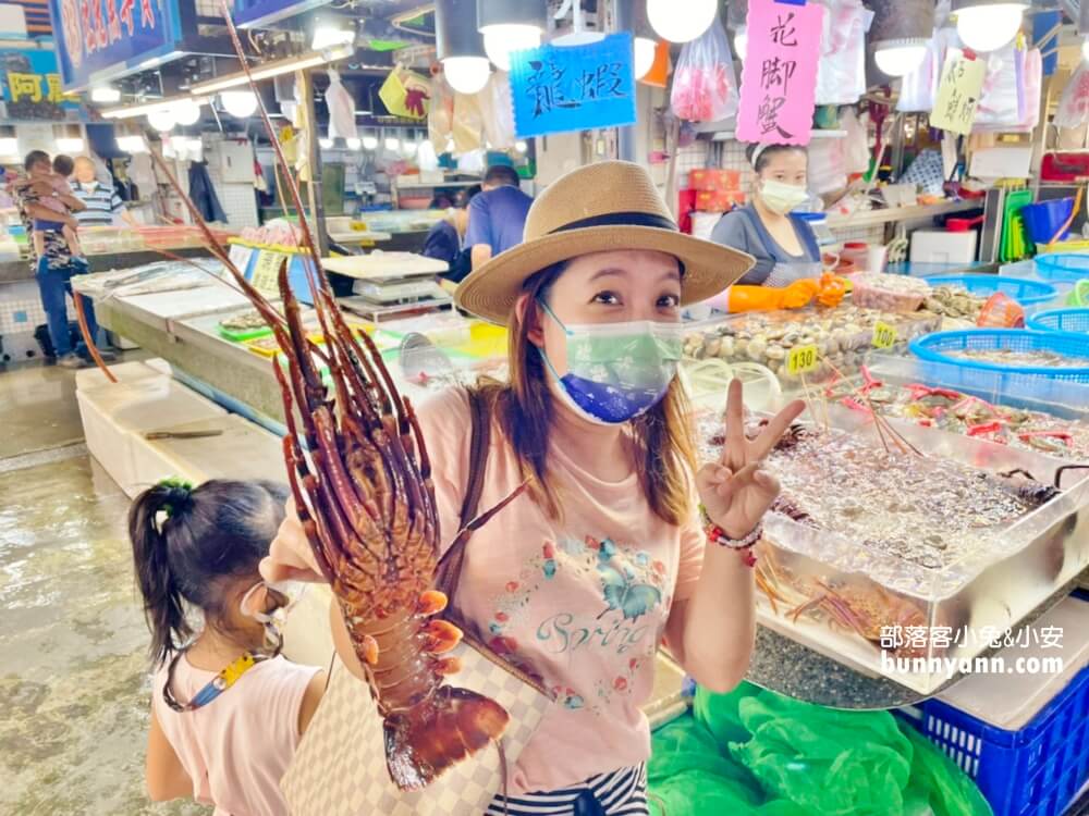 高雄「蚵仔寮觀光魚市」來去蚵仔寮漁港買新鮮魚貨，代客料理也太好吃。