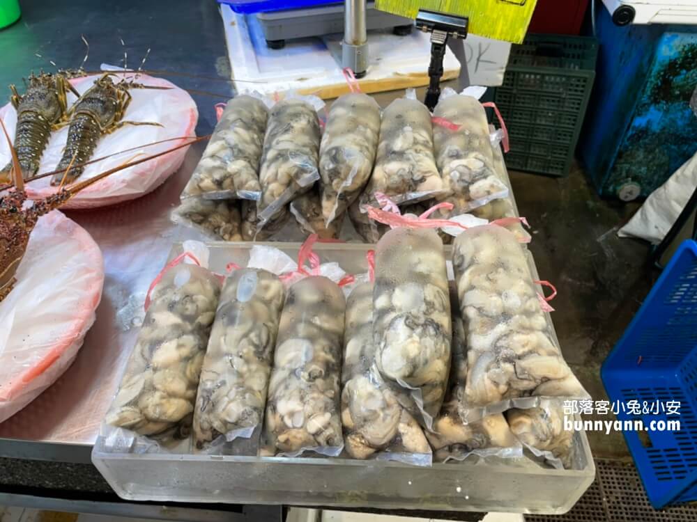 高雄「蚵仔寮觀光魚市」來去蚵仔寮漁港買新鮮魚貨，代客料理也太好吃。