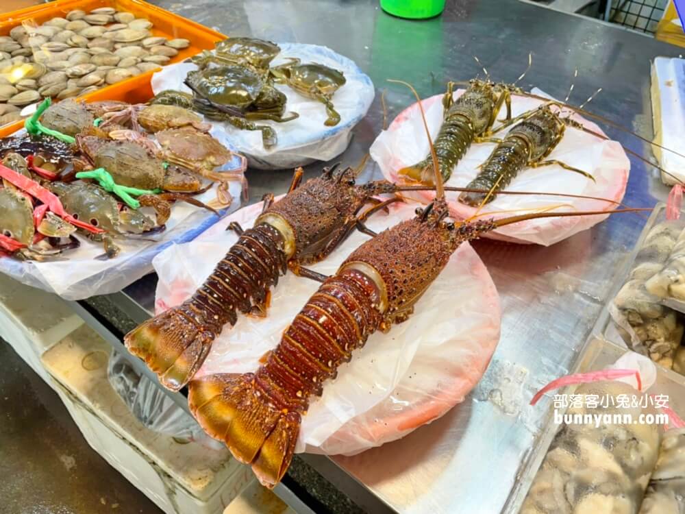 高雄「蚵仔寮觀光魚市」來去蚵仔寮漁港買新鮮魚貨，代客料理也太好吃。
