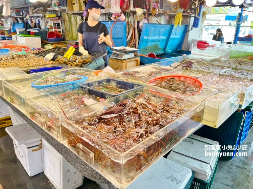 高雄「蚵仔寮觀光魚市」來去蚵仔寮漁港買新鮮魚貨，代客料理也太好吃。