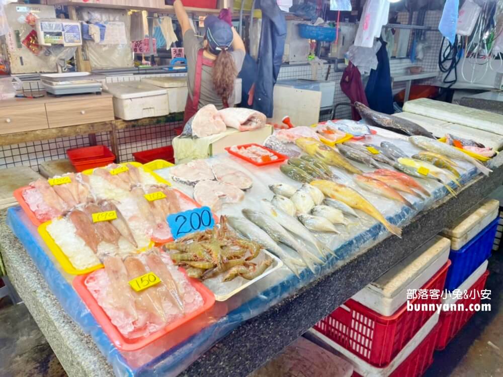 高雄「蚵仔寮觀光魚市」來去蚵仔寮漁港買新鮮魚貨，代客料理也太好吃。