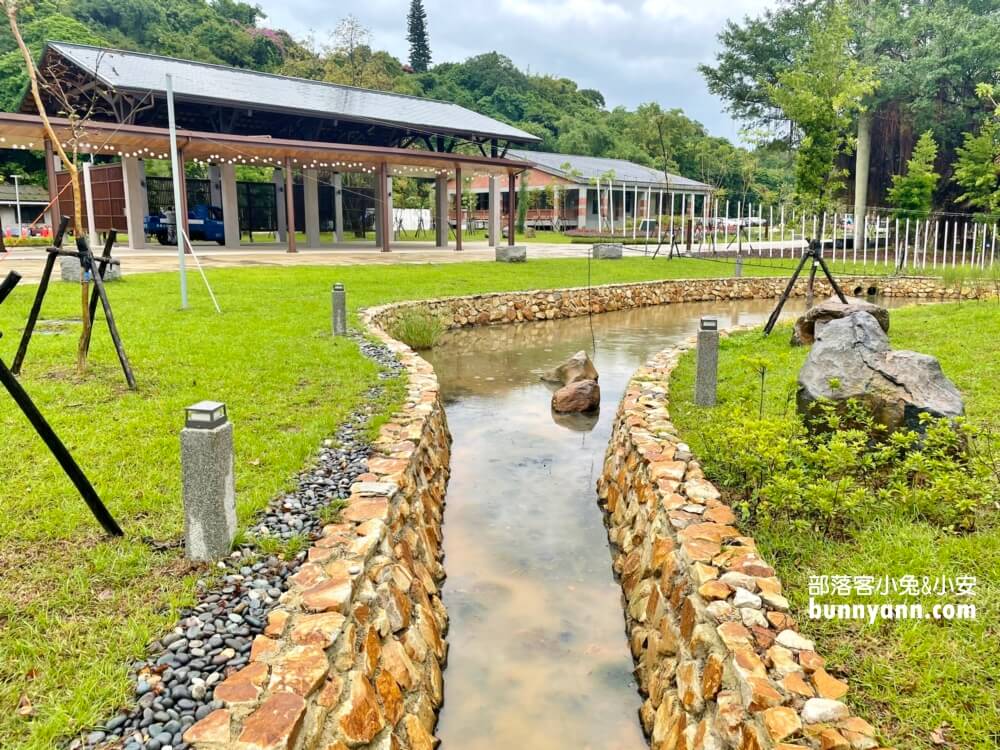 金山中山溫泉公園，免費泡金色溫泉足湯，順遊老街吃美食