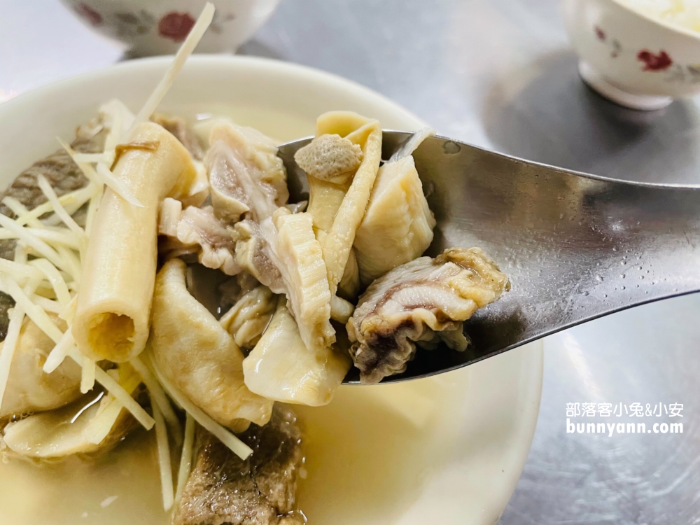 嘉義王媽媽牛雜湯，谷歌4.2顆星留言三千多則的市場美食攤真好吃。