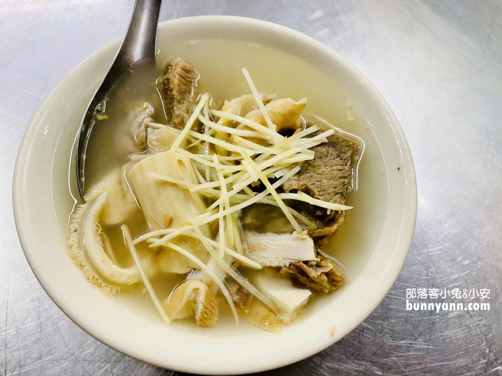 嘉義王媽媽牛雜湯，谷歌4.2顆星留言三千多則的市場美食攤真好吃。