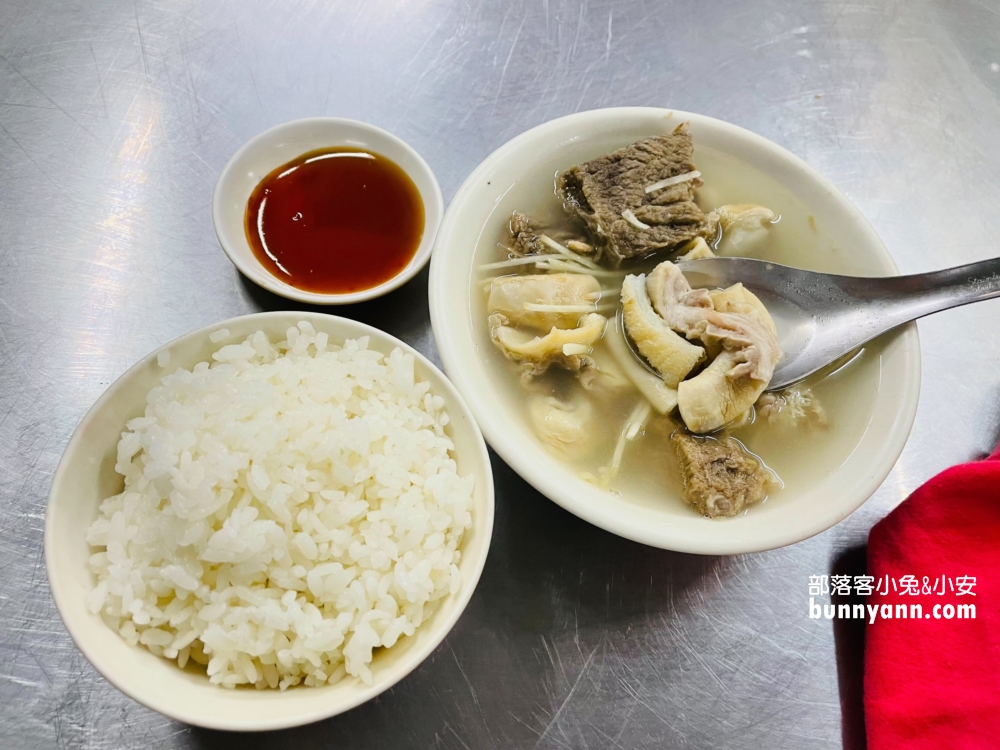 嘉義王媽媽牛雜湯，谷歌4.2顆星留言三千多則的市場美食攤真好吃。