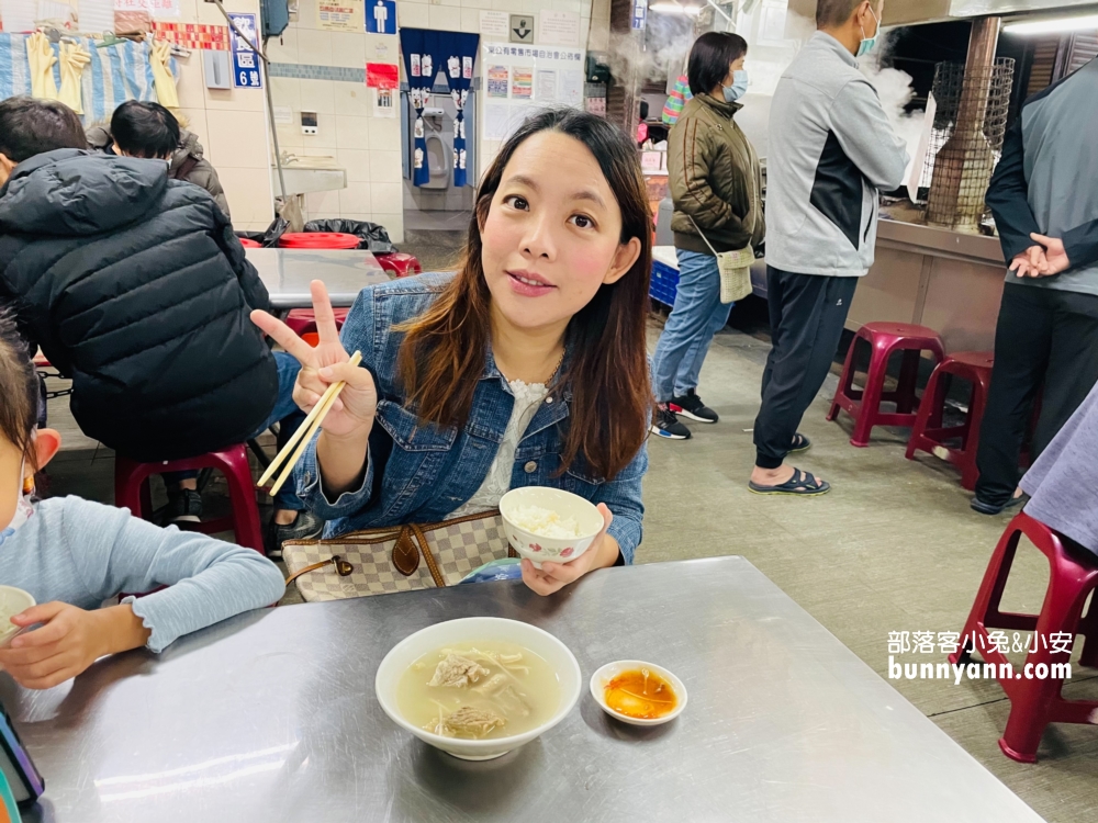 嘉義王媽媽牛雜湯，谷歌4.2顆星留言三千多則的市場美食攤真好吃。