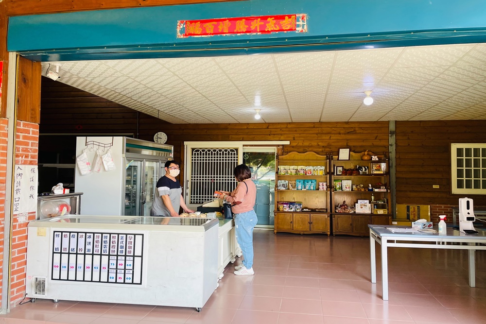 【泳霖牧場】餵牛不用付門票，來吃鮮奶饅頭，牧草一把十元