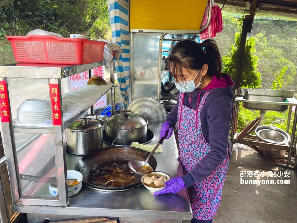 陽明山美食》何記麻油雞，士林這家麻油雞湯真不錯喝，炒羊肉也很猛。