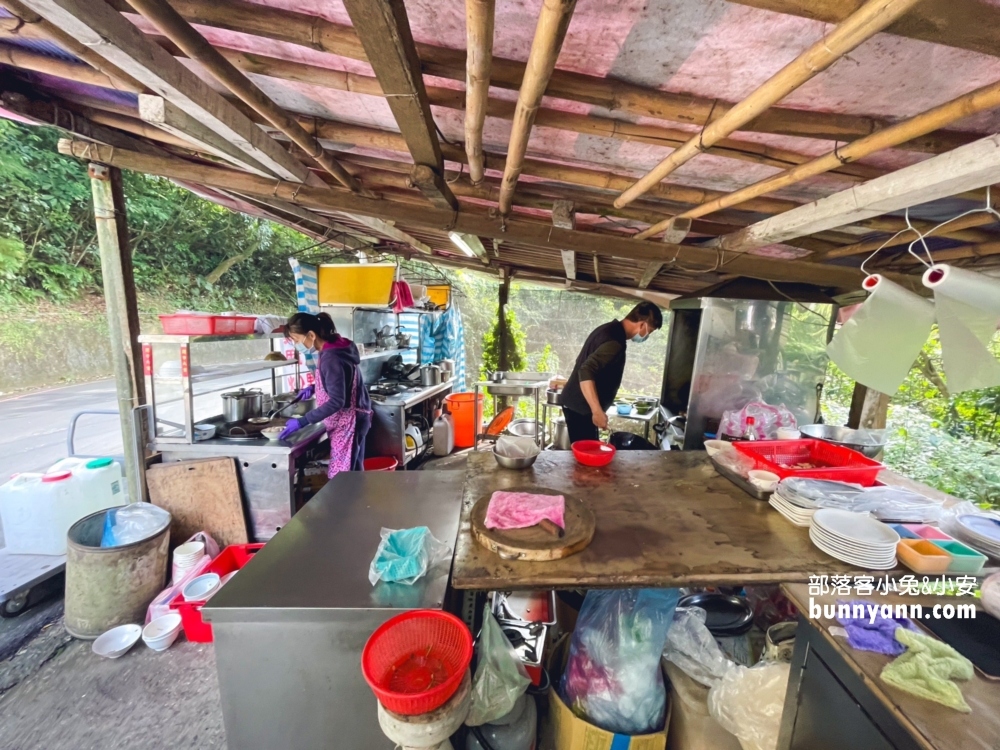 陽明山美食》何記麻油雞，士林這家麻油雞湯真不錯喝，炒羊肉也很猛。