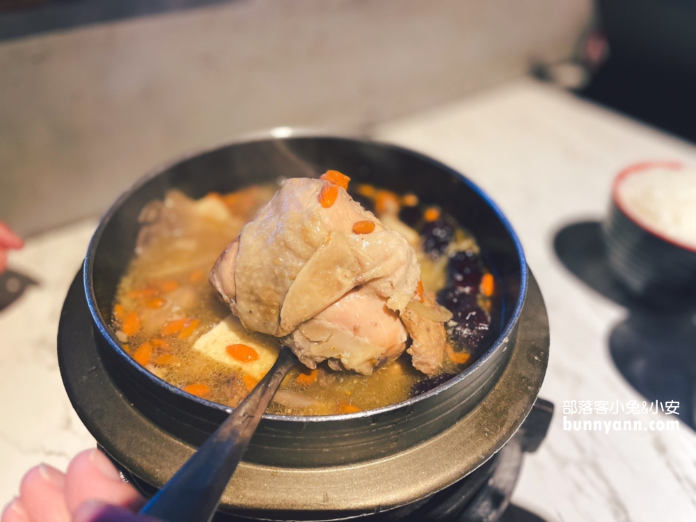 台中美食推薦》韓鄉韓國料理(市府總店)，30種小菜吃到飽真夠味。