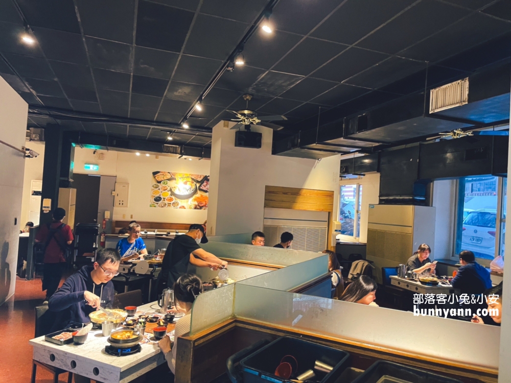 韓鄉韓國料理(市府總店)，30種小菜吃到飽真夠味。