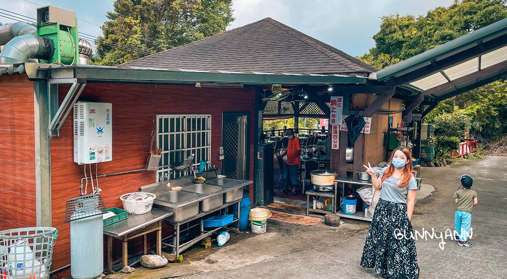 谷關美食推薦和平客棧，金黃甕仔雞跟山菜實在好吃